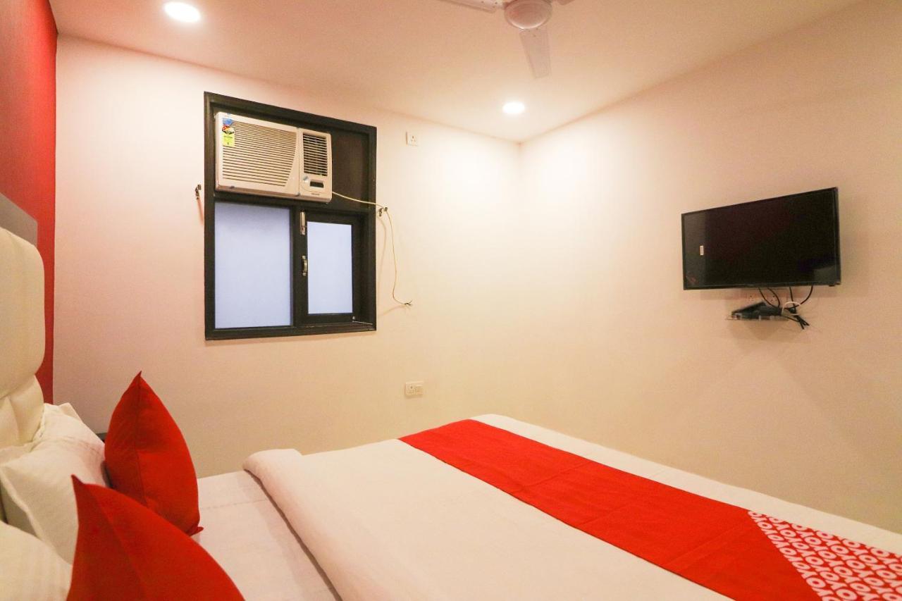 Oyo 63841 White Orchid Hotel Indraprastha Exterior foto