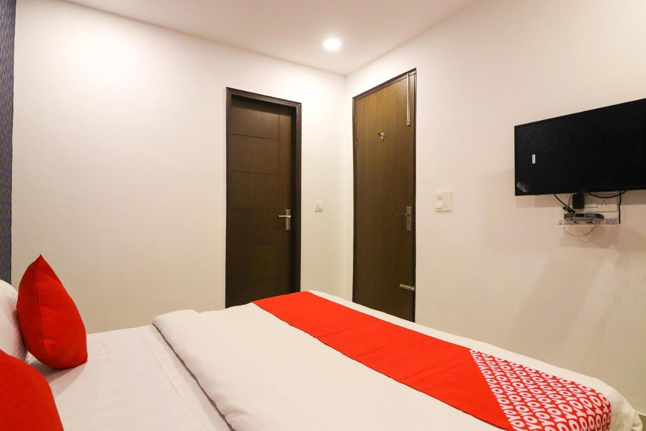 Oyo 63841 White Orchid Hotel Indraprastha Exterior foto